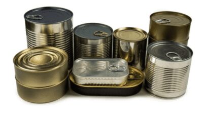 Selladora semiautomática inox con módulo de vacío y nitrógeno cerrando una lata redonda de 73 mm en línea de conservas.