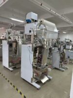 Máquina DARZD-720BQ trabajando con productos alimentarios como cereales, café y nueces