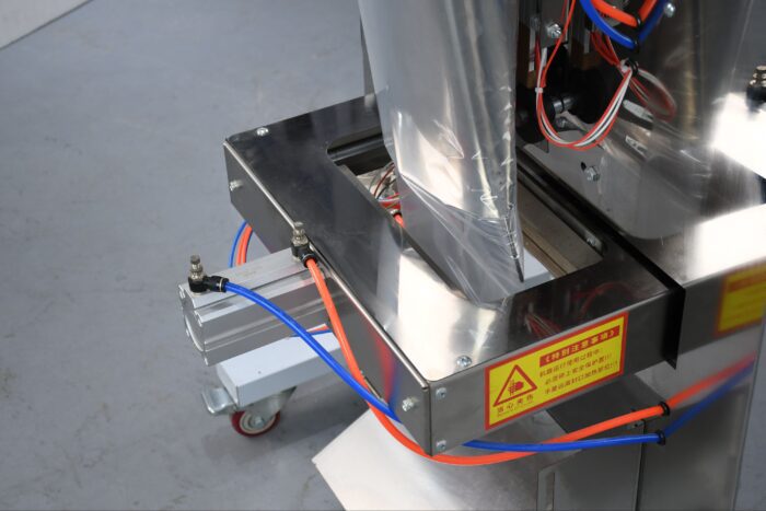 Máquina de envasado con sistema de sellado trasero para cierre hermético